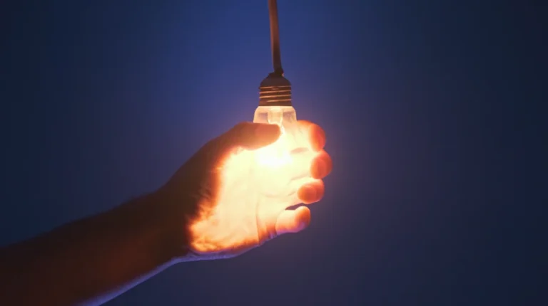 Power.it luce e gas video mano che avvita lampadina