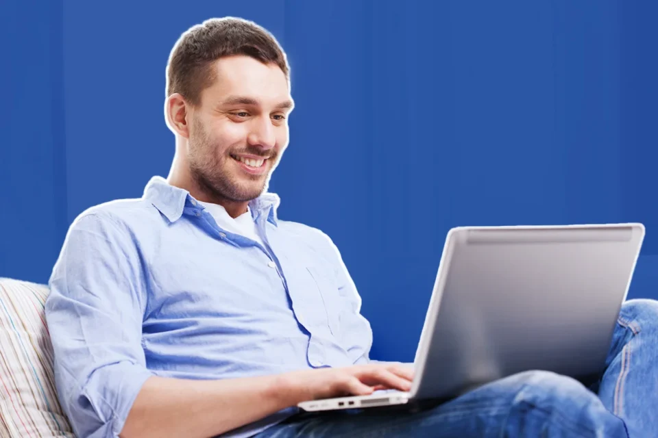 Uomo contento perché Power.it luce e gas parla in modo semplice e chiaro