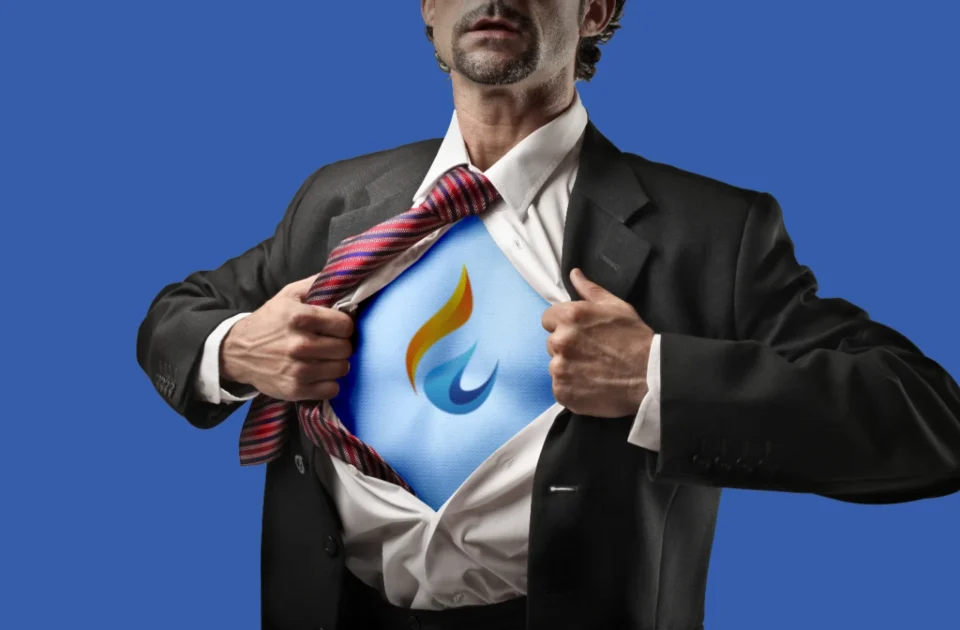 Uomo supereroe fa vedere il logo Power.it. Presenza costante del forniture luce e gas